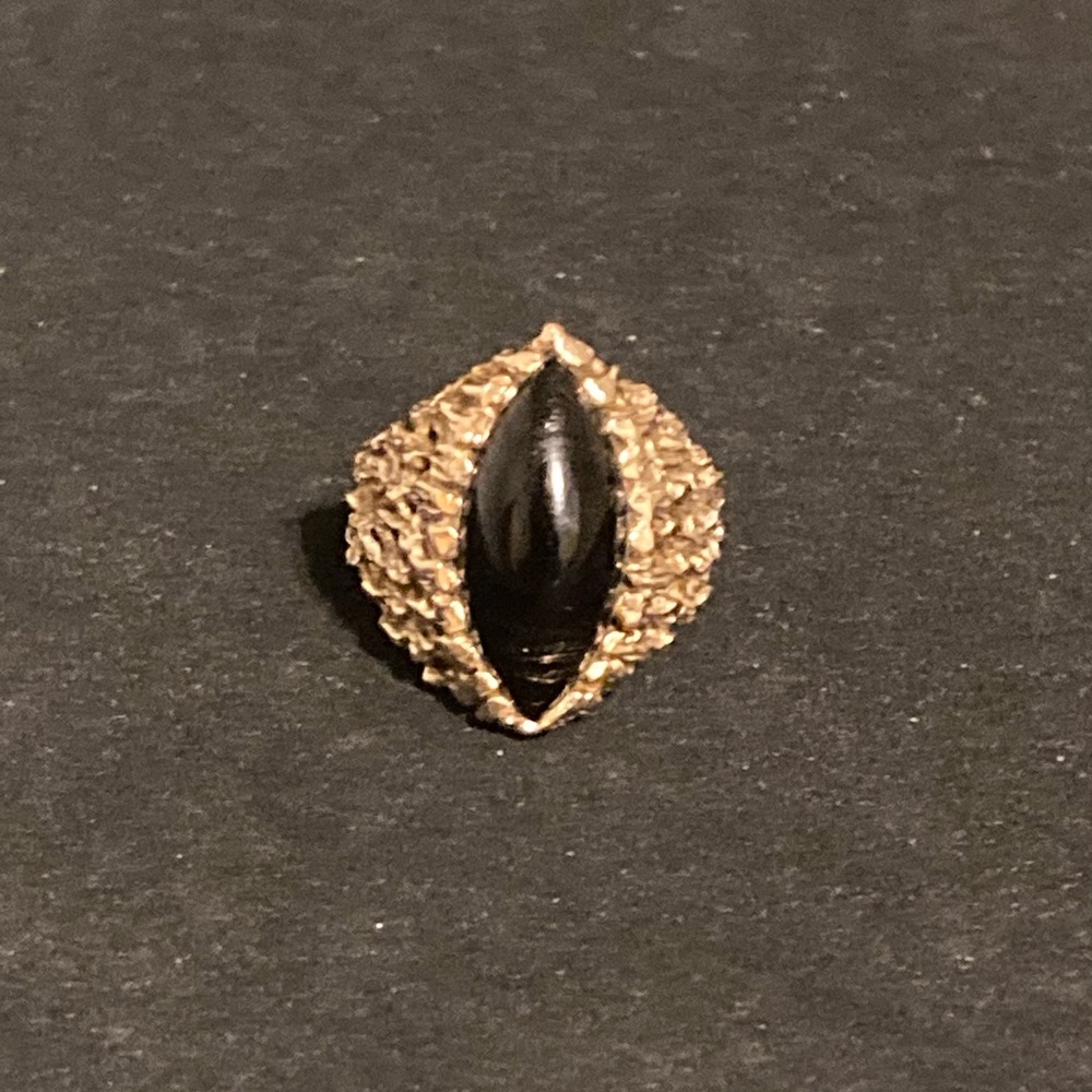 7.9 gram 14 kyg Onyx Ring